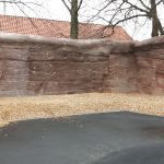 Braune Steinwand mit Klettergriffen